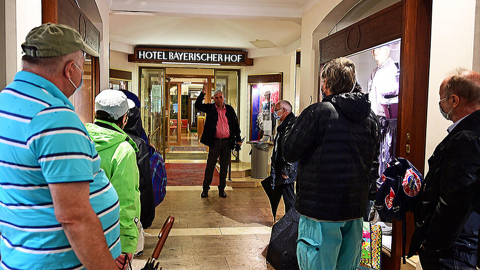 Ein Schlaglicht auf die Probleme auch der großen Stars: Im Eingang zum Bayerischen Hof sollte der Burgschauspieler Josef Meinrad nur einen Satz sprechen. Aber es gelang ihm nicht mehrr. Die Passage wurde gestrichen. Wolfgang Schnetz war damals als Statist dabei. Ein Schlaglicht auf die Probleme auch der großen Stars: Im Eingang zum Bayerischen Hof sollte der Burgschauspieler Josef Meinrad nur einen Satz sprechen. Aber es gelang ihm nicht mehrr. Die Passage wurde gestrichen. Wolfgang Schnetz war damals als Statist dabei.