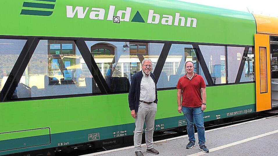 Der Vorsitzende von Go-Vit, Wolfgang Schl&uuml;ter (li.) und Vizevorsitzender sowie Wanderbahn-Chef Arnulf Baier sind sich einig: 'Die Waldbahn muss bleiben.'