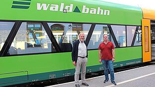 Der Vorsitzende von Go-Vit, Wolfgang Schl&uuml;ter (li.) und Vizevorsitzender sowie Wanderbahn-Chef Arnulf Baier sind sich einig: 'Die Waldbahn muss bleiben.'