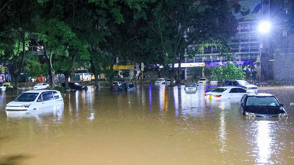Einige Einwohner sind ertrunken, andere aufgrund besch&auml;digter Stromkabel get&ouml;tet worden.