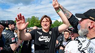 Elversberg-Coach Vincent Wagner jubelt mit den Fans &uuml;ber den Aufstieg.