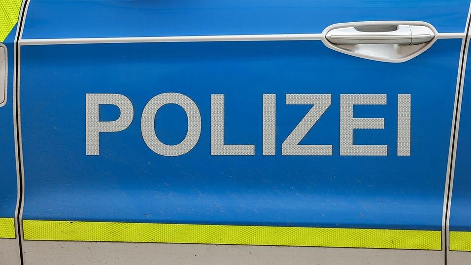 Der Schaden liege bei zirka 15.000 Euro, teilt die Polizei mit.