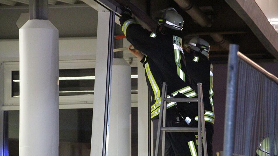 Ein Autofahrer ist in Rottenburg in den Verkaufsraum eines Autohauses gefahren.