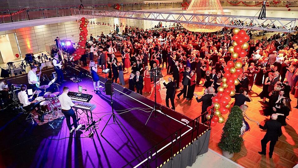 Mit dem SPD-Ball wurde am Samstag die Ballsaison in Straubing eröffnet. Mit dem SPD-Ball wurde am Samstag die Ballsaison in Straubing eröffnet.