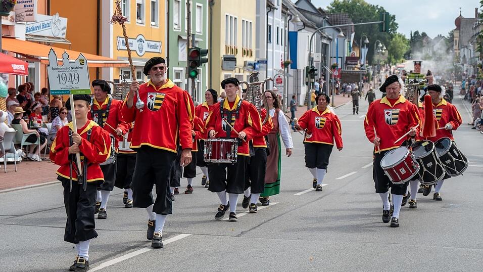 Tambourmajor Otto Schmideder (3.v.l.) und der Spielmannszug im Rahmen der Veranstaltung '900 Jahre Neufahrn' im Jahr 2023. Tambourmajor Otto Schmideder (3.v.l.) und der Spielmannszug im Rahmen der Veranstaltung '900 Jahre Neufahrn' im Jahr 2023.
