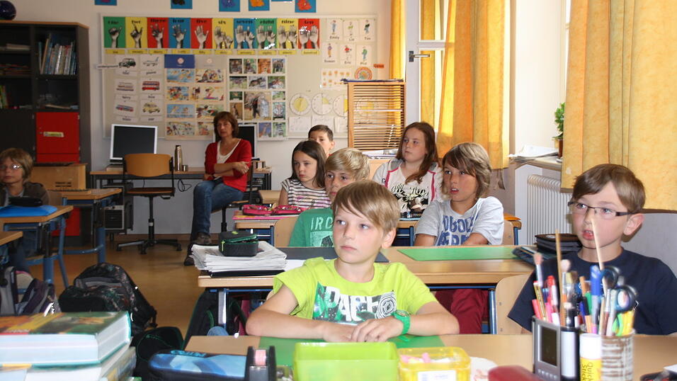 Jessica und Jonas versuchten sich als Pressefotografen und hielten die besondere Schulstunde in Bildern fest. Jessica und Jonas versuchten sich als Pressefotografen und hielten die besondere Schulstunde in Bildern fest.