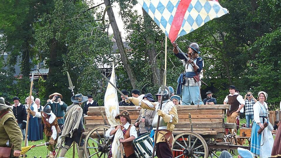 Sieg: Die Schweden sind vertrieben. Am Wochenende fand zum achten Mal das Schierlinger Genn&szlig;henkher-Fest statt. Tausende Besucher str&ouml;mten in den Ortskern rund um die Viehmarktwiese.