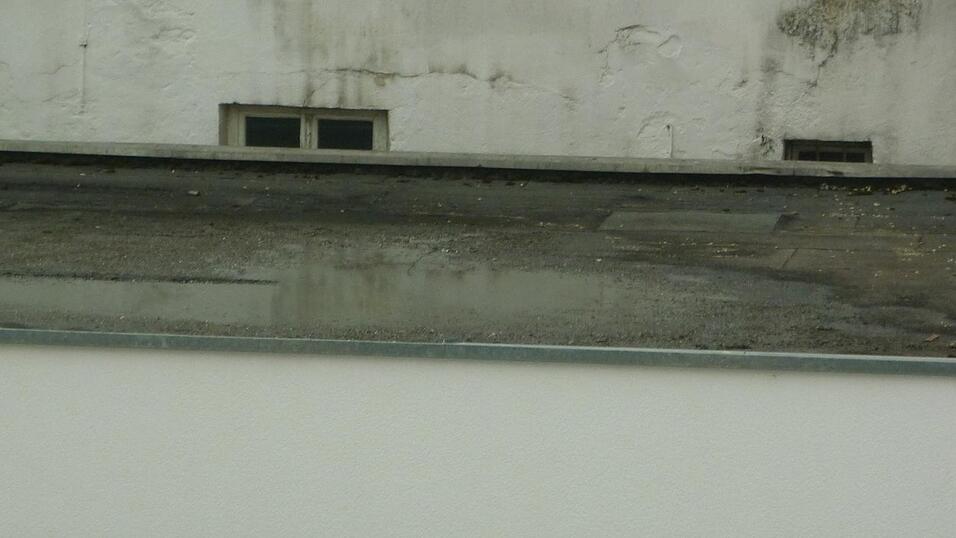 Pfützen: nach dem trockenen Mai zurzeit ein häufiges Bild Pfützen: nach dem trockenen Mai zurzeit ein häufiges Bild