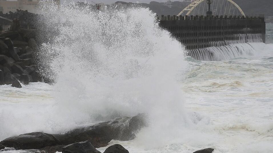 An den Küsten in Taiwan und China wurden hohe Wellen wegen des Taifung gemessen. An den Küsten in Taiwan und China wurden hohe Wellen wegen des Taifung gemessen.