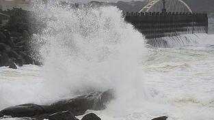 An den K&uuml;sten in Taiwan und China wurden hohe Wellen wegen des Taifung gemessen.