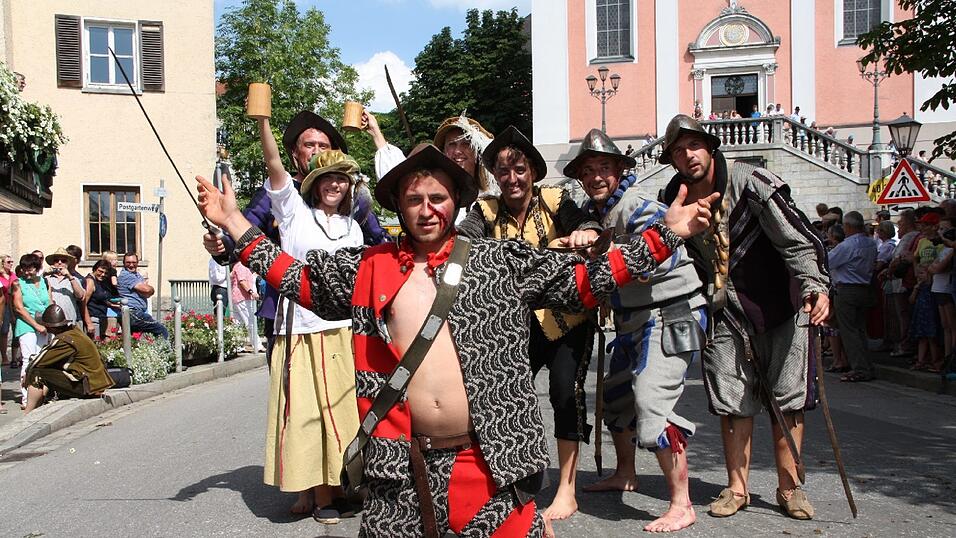 Die schönsten Augenblicke des historischen Drachenstich-Festzuges 2016. Die schönsten Augenblicke des historischen Drachenstich-Festzuges 2016.