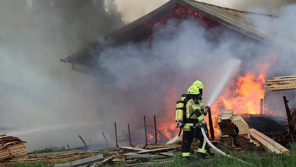In Breitenberg ist am Dienstagabend ein Brand in einem Sägewerk ausgebrochen. In Breitenberg ist am Dienstagabend ein Brand in einem Sägewerk ausgebrochen.