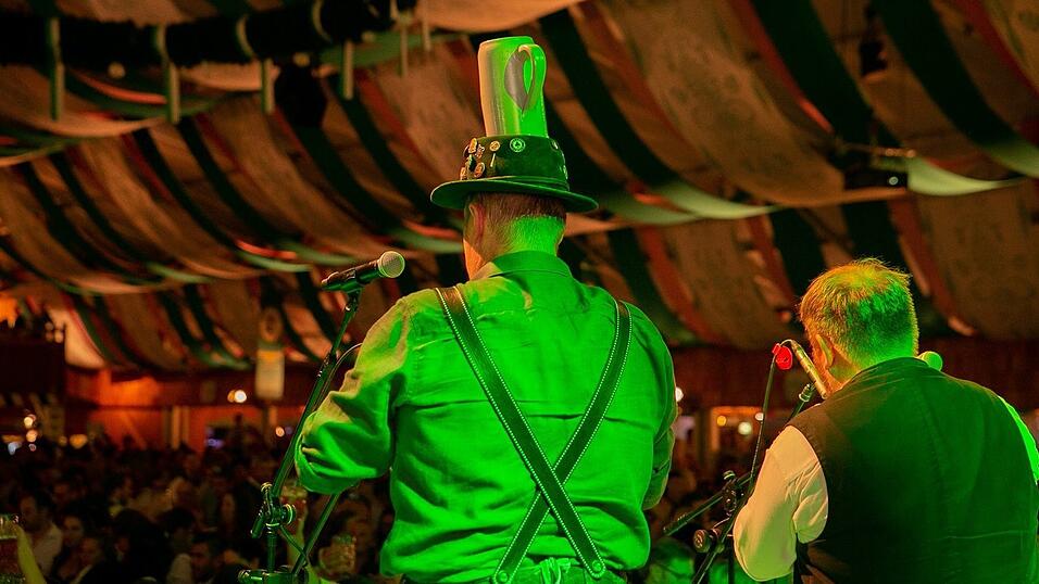 Am Dienstag spielte der Menzl im Festzelt Weckmann auf. Diese Blasmusikfreunde waren mit dabei.
