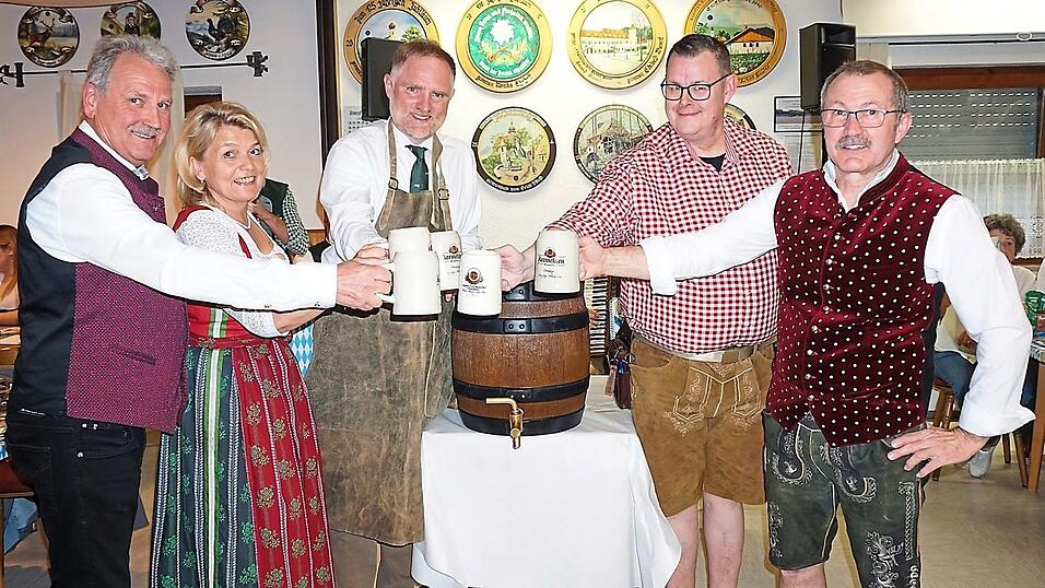 Mit dem Doppelbock der Karmelitenbrauerei wurde angestoßen (von links): Hermann Leiderer, Elisabeth Kerscher, Peter Aumer, Andreas Nojack und Vitus Kaiser.
