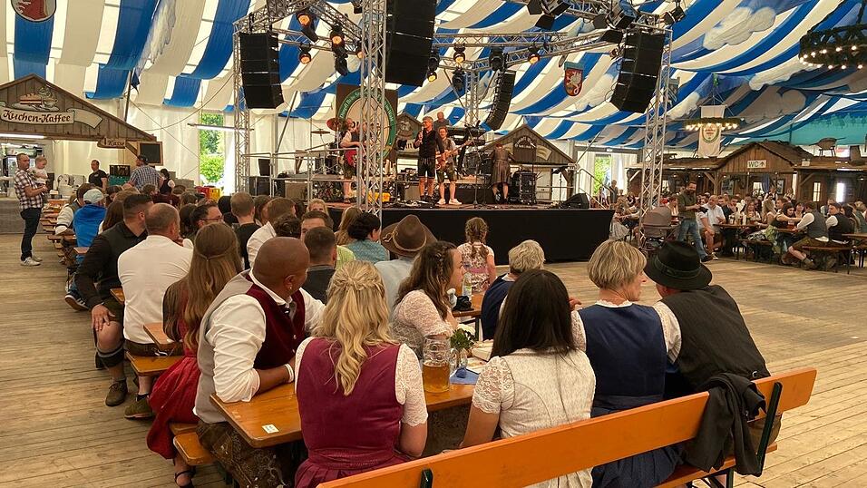 Bevor es losging hielt Firmenchef Josef R&auml;dlinger eine kurze Rede.