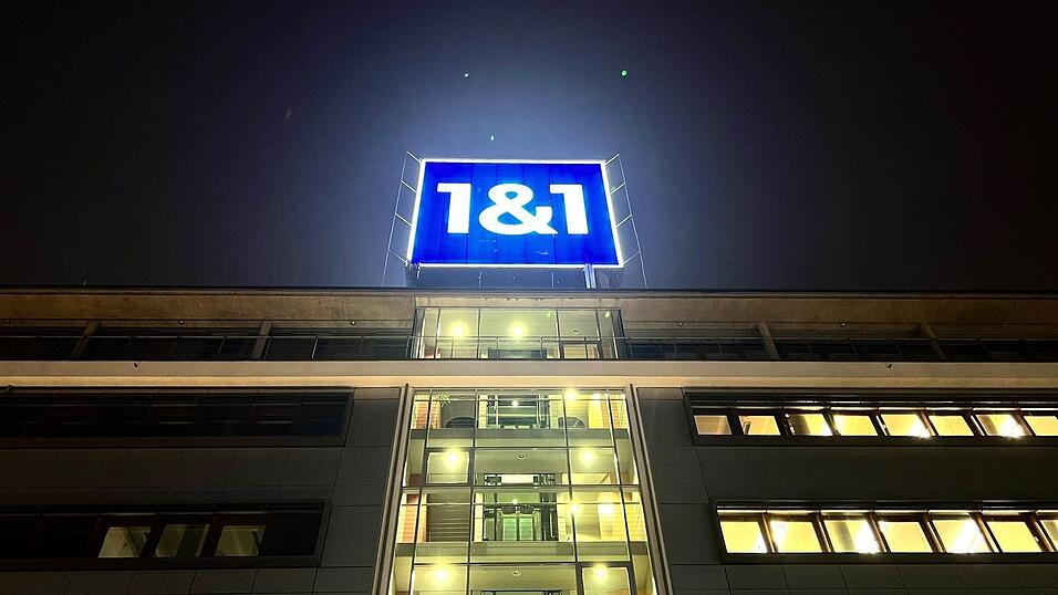 Das 1&1-Logo bei Nacht - das Telekommunikationsunternehmen hat die Partnerschaft mit O2 beendet. Das 1&1-Logo bei Nacht - das Telekommunikationsunternehmen hat die Partnerschaft mit O2 beendet.