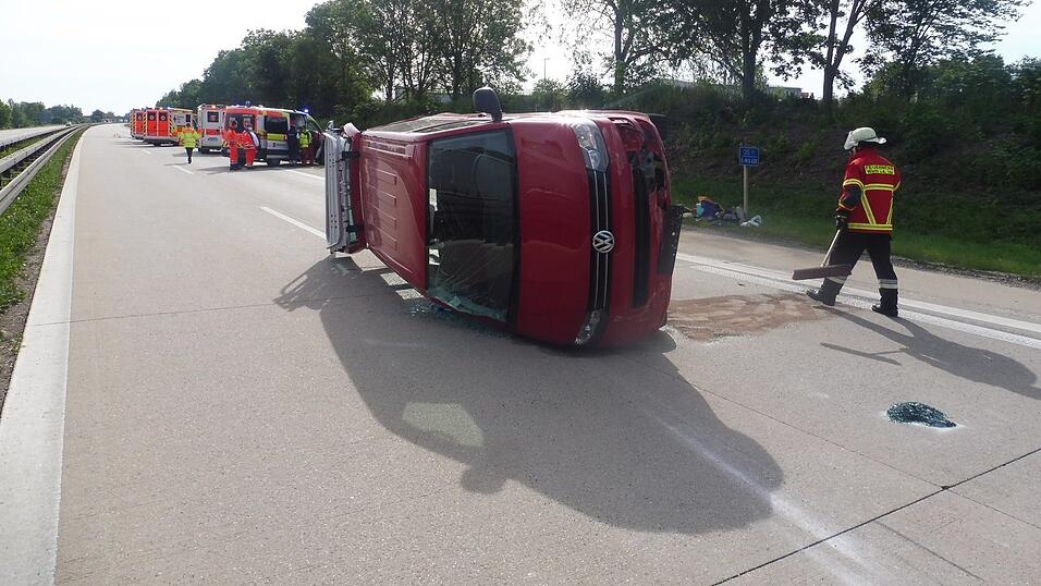 Der VW-Bus der 63-Jährigen aus dem Landkreis kam schließlich quer auf der Fahrbahn zum Liegen.