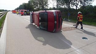 Der VW-Bus der 63-Jährigen aus dem Landkreis kam schließlich quer auf der Fahrbahn zum Liegen.