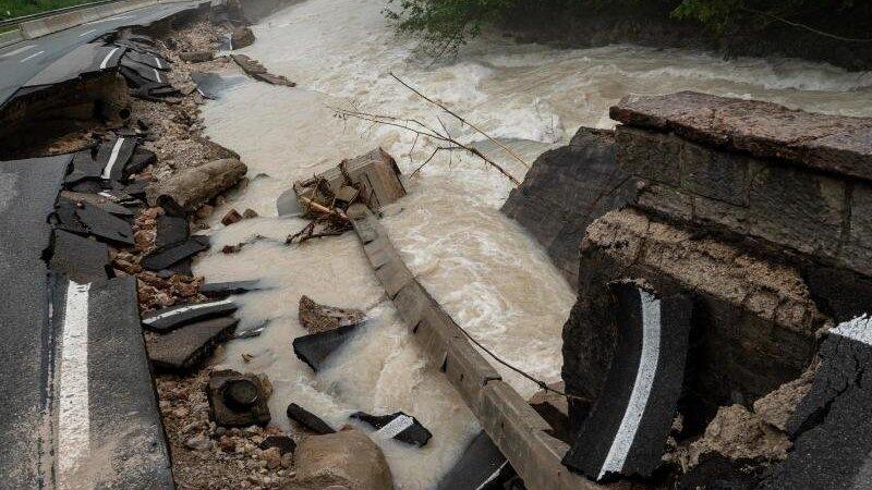 Die Bundesstraße 20 ist kurz vor der Ortschaft Berchtesgaden zur Hälfte von der Ramsauer Ache weggerissen worden. Die Bundesstraße 20 ist kurz vor der Ortschaft Berchtesgaden zur Hälfte von der Ramsauer Ache weggerissen worden.