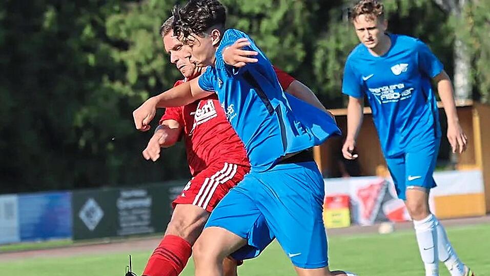 Die SG Mallersdorf/Grafentraubach (in Blau, hier eine Szene aus der Partie gegen die SG Pfaffenberg/Oberlindhart) aus der Kreisklasse Dingolfing ist fußballerisch zurzeit die Nummer 1 in Niederbayern. Wenn sie auch das letzte Spiel vor der Winterpause am Sonntag beim SV Wacker Wallkofen gewinnt, wäre die SG saisonübergreifend seit 37 Punktspielen ungeschagen. Die SG Mallersdorf/Grafentraubach (in Blau, hier eine Szene aus der Partie gegen die SG Pfaffenberg/Oberlindhart) aus der Kreisklasse Dingolfing ist fußballerisch zurzeit die Nummer 1 in Niederbayern. Wenn sie auch das letzte Spiel vor der Winterpause am Sonntag beim SV Wacker Wallkofen gewinnt, wäre die SG saisonübergreifend seit 37 Punktspielen ungeschagen.