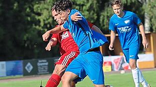 Die SG Mallersdorf/Grafentraubach (in Blau, hier eine Szene aus der Partie gegen die SG Pfaffenberg/Oberlindhart) aus der Kreisklasse Dingolfing ist fußballerisch zurzeit die Nummer 1 in Niederbayern. Wenn sie auch das letzte Spiel vor der Winterpause am Sonntag beim SV Wacker Wallkofen gewinnt, wäre die SG saisonübergreifend seit 37 Punktspielen ungeschagen.