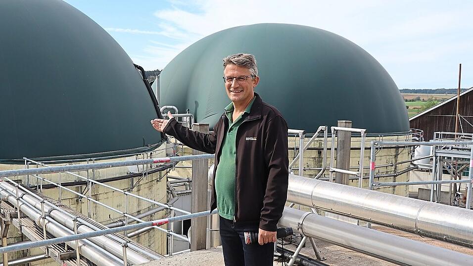 Der Biomüll, den die Regensburger in die Tonne werfen, landet schließlich hier - in der Biogasanlage der Firma Blümel in Teugn. Inhaber Matthias Blümel erklärt, wie sie funktioniert. Der Biomüll, den die Regensburger in die Tonne werfen, landet schließlich hier - in der Biogasanlage der Firma Blümel in Teugn. Inhaber Matthias Blümel erklärt, wie sie funktioniert.