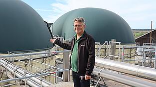 Der Biomüll, den die Regensburger in die Tonne werfen, landet schließlich hier - in der Biogasanlage der Firma Blümel in Teugn. Inhaber Matthias Blümel erklärt, wie sie funktioniert. Der Biomüll, den die Regensburger in die Tonne werfen, landet schließlich hier - in der Biogasanlage der Firma Blümel in Teugn. Inhaber Matthias Blümel erklärt, wie sie funktioniert.