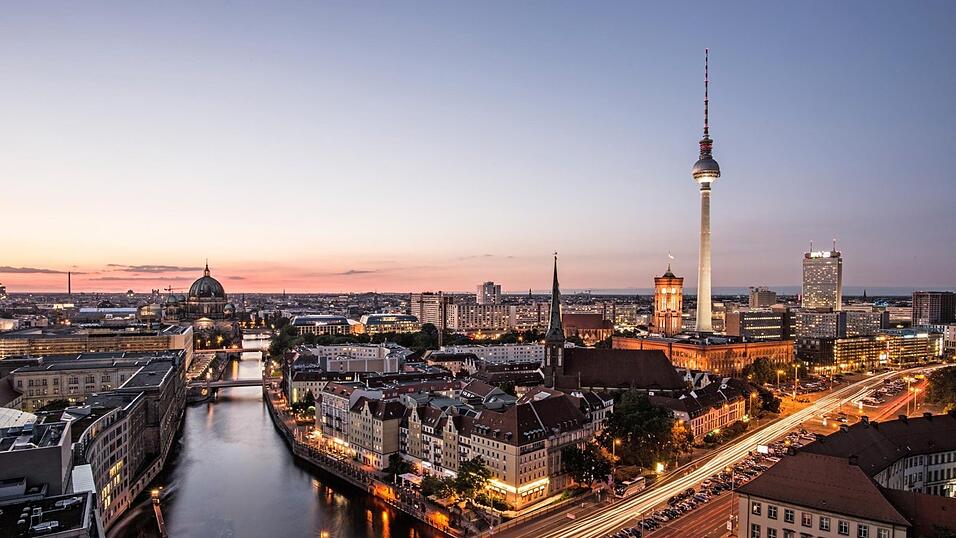 Hoch &uuml;ber den D&auml;chern: Seit 50 Jahren pr&auml;gt die gl&auml;nzende Kugel des Fernsehturms die Skyline der Hauptstadt.