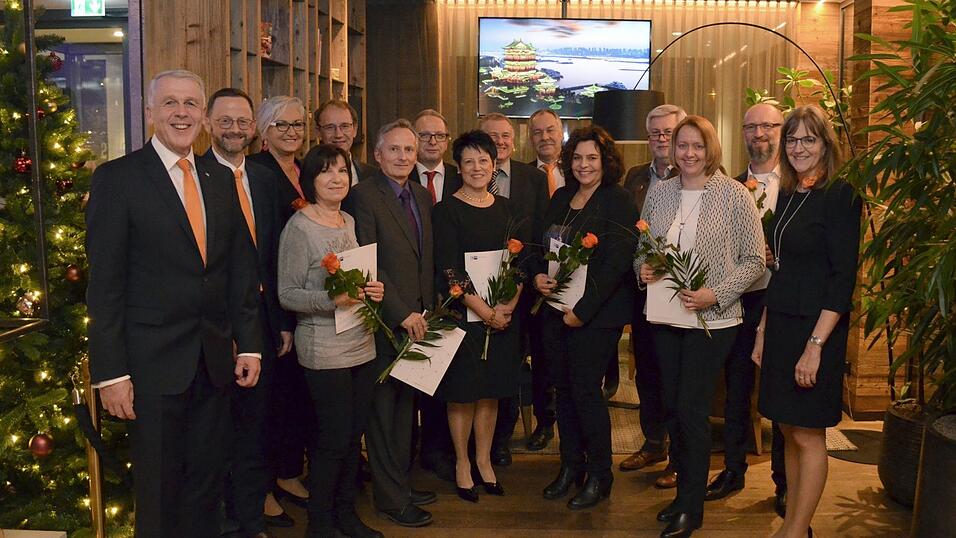 Direktor Carsten Clemens (v.l.), Direktor Josef Ge&szlig;l, Gerlinde Mauerer, Andreas Thalhammer, Josef Greil, Norbert Stelzer, etriebsratsvorsitzender Max Perstorfer, Johann Pregler, Andreas Schmerbeck, Karin Bauer (vorne v.l.), Fritz Holzapfel, Johanna Eisenreich, Edith Fechter, Monika Sandner und Direktorin Claudia Engemann f&uuml;r 25 und 40 Jahre.