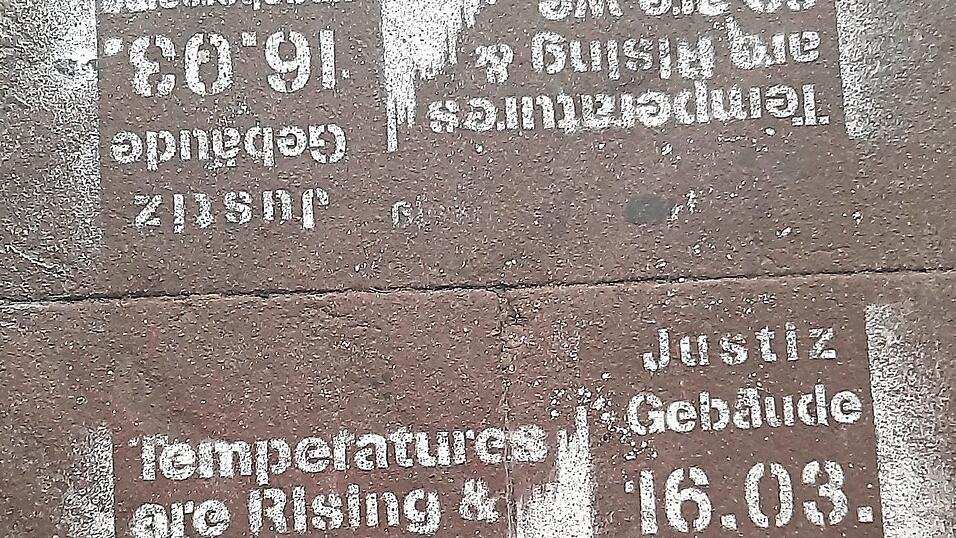 In der Pustetpassage wird auf dem Boden auf die 'ungehorsame Versammlung' aufmerksam gemacht. In der Pustetpassage wird auf dem Boden auf die 'ungehorsame Versammlung' aufmerksam gemacht.