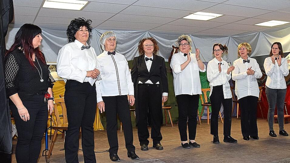 Die Moosrosen: (v.l.) Karin Senser (Maske, Styling) und die Darsteller Michaela Ebner, Ernestine Besenrieder, Marion Kraus, Yvonne Pechtl, Magdalena Schmid, Anita Meinelt, Katharina Schmid, Elisabeth Seibold und Regina Schmid. Die Moosrosen: (v.l.) Karin Senser (Maske, Styling) und die Darsteller Michaela Ebner, Ernestine Besenrieder, Marion Kraus, Yvonne Pechtl, Magdalena Schmid, Anita Meinelt, Katharina Schmid, Elisabeth Seibold und Regina Schmid.