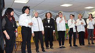 Die Moosrosen: (v.l.) Karin Senser (Maske, Styling) und die Darsteller Michaela Ebner, Ernestine Besenrieder, Marion Kraus, Yvonne Pechtl, Magdalena Schmid, Anita Meinelt, Katharina Schmid, Elisabeth Seibold und Regina Schmid. Die Moosrosen: (v.l.) Karin Senser (Maske, Styling) und die Darsteller Michaela Ebner, Ernestine Besenrieder, Marion Kraus, Yvonne Pechtl, Magdalena Schmid, Anita Meinelt, Katharina Schmid, Elisabeth Seibold und Regina Schmid.