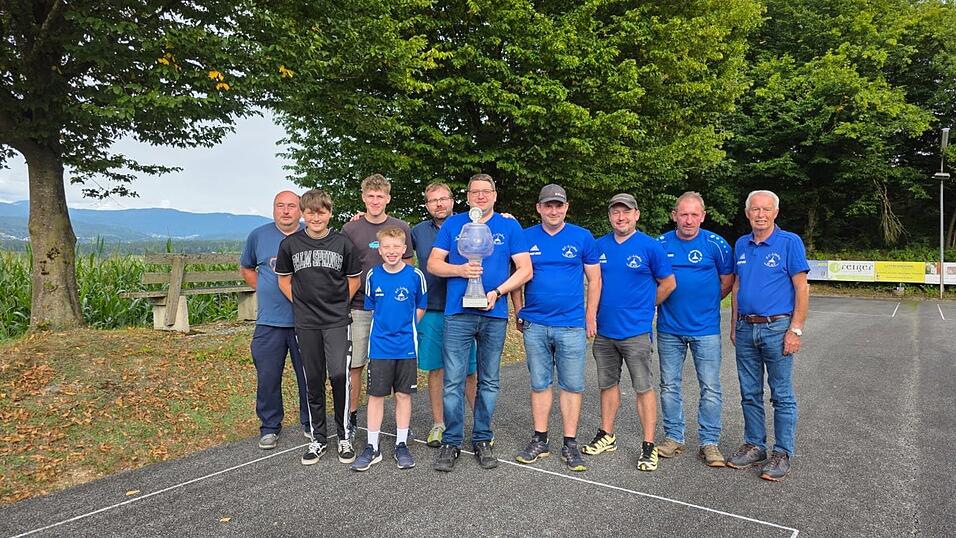 Stolz präsentierte die Siegermannschaft aus Linden den Gemeindepokal mit der Jugendmannschaft, die heuer zum erstem Mal dabei war: Roland Danzer (v.l.), Fabian Danzer, Lukas Hollmayr, Lukas Stieglbuaer, Josef Wittenzellner, Daniel Stieglbauer, Stefan Zitzelsberger, Manfred Lippl, Bürgermeister Richard Gruber und Siegfried Ernst Stolz präsentierte die Siegermannschaft aus Linden den Gemeindepokal mit der Jugendmannschaft, die heuer zum erstem Mal dabei war: Roland Danzer (v.l.), Fabian Danzer, Lukas Hollmayr, Lukas Stieglbuaer, Josef Wittenzellner, Daniel Stieglbauer, Stefan Zitzelsberger, Manfred Lippl, Bürgermeister Richard Gruber und Siegfried Ernst
