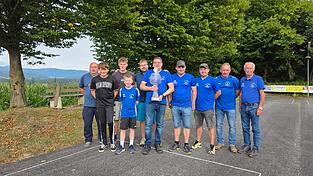 Stolz präsentierte die Siegermannschaft aus Linden den Gemeindepokal mit der Jugendmannschaft, die heuer zum erstem Mal dabei war: Roland Danzer (v.l.), Fabian Danzer, Lukas Hollmayr, Lukas Stieglbuaer, Josef Wittenzellner, Daniel Stieglbauer, Stefan Zitzelsberger, Manfred Lippl, Bürgermeister Richard Gruber und Siegfried Ernst