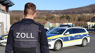 Z&ouml;llner entdeckten in einem Lastkraftwagen Schmuggelzigaretten. (Symbolbild)