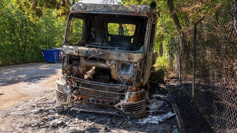 Ein 32-J&auml;hriger ist wegen Brandstiftung auf Baufahrzeuge 2024 in M&uuml;nchen angeklagt - schon zwei Jahre fr&uuml;her brannten Baufahrzeuge. (Archivfoto)