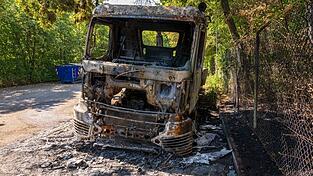 Ein 32-J&auml;hriger ist wegen Brandstiftung auf Baufahrzeuge 2024 in M&uuml;nchen angeklagt - schon zwei Jahre fr&uuml;her brannten Baufahrzeuge. (Archivfoto)