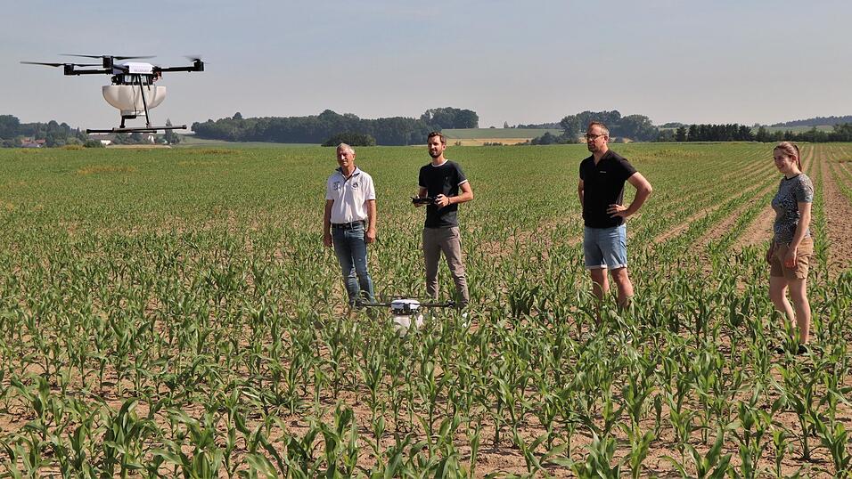 Probeflug (v. l.): Landwirt Martin Schredl mit Sohn Johannes sowie Rainer Pflügler und Barbara Lechner vom Maschinenring Freising. Probeflug (v. l.): Landwirt Martin Schredl mit Sohn Johannes sowie Rainer Pflügler und Barbara Lechner vom Maschinenring Freising.