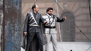 Das Nationaltheater Brünn besetzte die Rollen doppelt: Am Freitag sangen Harold Meers (Otello) und Giorgi Mtchedlishvili (Jago). Das Nationaltheater Brünn besetzte die Rollen doppelt: Am Freitag sangen Harold Meers (Otello) und Giorgi Mtchedlishvili (Jago).