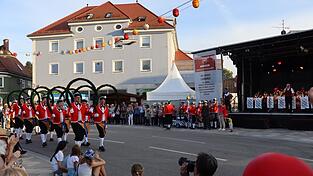 Die Schäffler bei ihrem letzten Auftritt am Festwochenende. Musikalisch verabschiedet wurden sie von der Stadtkapelle Landau.