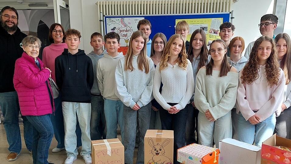 Die außergewöhnlich hohe Summe von 3.800 Euro übergab die Klasse 8 b in Anwesenheit von Schulleiter Norbert Hintermeier (l.) und Lehrerin Michaela Reimann (3.v.l.) an Gerti Weinzierl (2.v.l.) von der Rottenburger Tafel. Eine Spende in dieser Höhe hatte diese noch nie erhalten. Die außergewöhnlich hohe Summe von 3.800 Euro übergab die Klasse 8 b in Anwesenheit von Schulleiter Norbert Hintermeier (l.) und Lehrerin Michaela Reimann (3.v.l.) an Gerti Weinzierl (2.v.l.) von der Rottenburger Tafel. Eine Spende in dieser Höhe hatte diese noch nie erhalten.