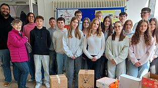 Die außergewöhnlich hohe Summe von 3.800 Euro übergab die Klasse 8 b in Anwesenheit von Schulleiter Norbert Hintermeier (l.) und Lehrerin Michaela Reimann (3.v.l.) an Gerti Weinzierl (2.v.l.) von der Rottenburger Tafel. Eine Spende in dieser Höhe hatte diese noch nie erhalten. Die außergewöhnlich hohe Summe von 3.800 Euro übergab die Klasse 8 b in Anwesenheit von Schulleiter Norbert Hintermeier (l.) und Lehrerin Michaela Reimann (3.v.l.) an Gerti Weinzierl (2.v.l.) von der Rottenburger Tafel. Eine Spende in dieser Höhe hatte diese noch nie erhalten.