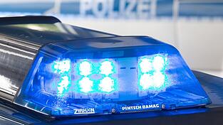 Das beschädigte Motorrad ließ der Fahrer liegen und trat die Flucht zu Fuß an. (Symbolbild) Das beschädigte Motorrad ließ der Fahrer liegen und trat die Flucht zu Fuß an. (Symbolbild)