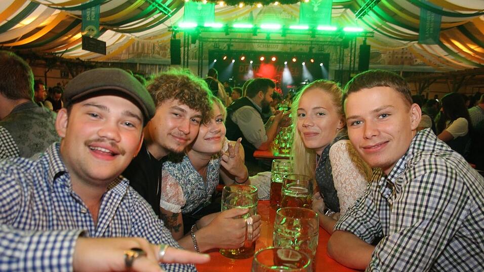 Auch am Samstagabend strömten viele Landshuter zur Dult. Auch am Samstagabend strömten viele Landshuter zur Dult.