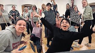 Hexentanz: Zwar noch in Zivil, also ohne Kost&uuml;m, herrscht schon bei den Proben in der Aula der Jugendbildungsst&auml;tte beste Stimmung.