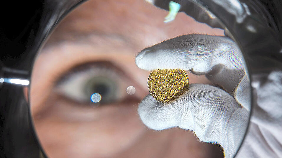 Wer M&uuml;nzen als Geldanlage in Betracht zieht, sollte einiges beachten. Denn nicht alles, was gl&auml;nzt, wird auch im Wert steigen. M&uuml;nzen werfen keine Zinsen ab und unterliegen Preisschwankungen.