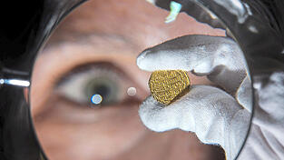 Wer M&uuml;nzen als Geldanlage in Betracht zieht, sollte einiges beachten. Denn nicht alles, was gl&auml;nzt, wird auch im Wert steigen. M&uuml;nzen werfen keine Zinsen ab und unterliegen Preisschwankungen.