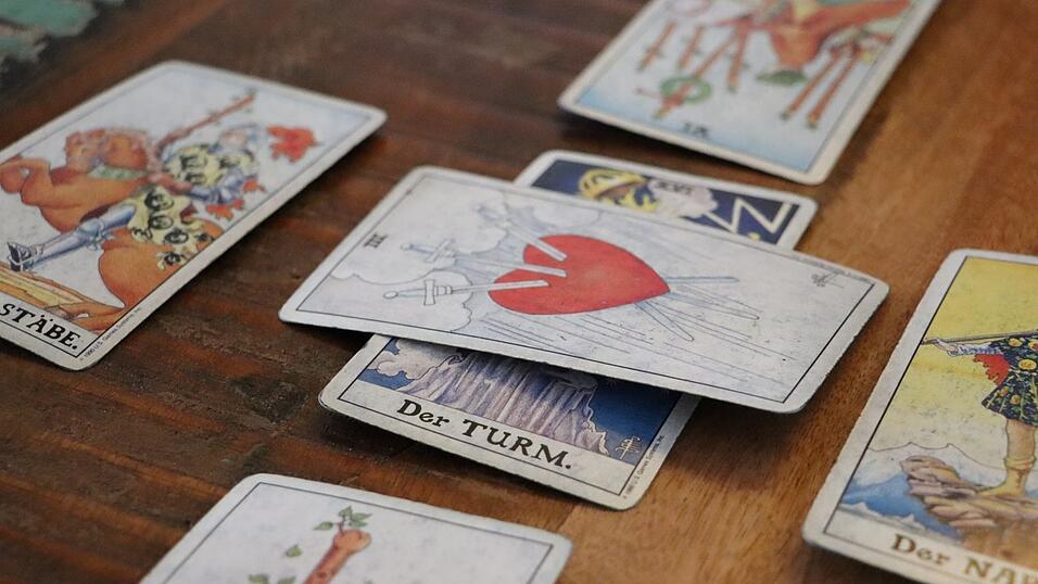Jeder Karte wird je nach Platz im Legesystem eine Bedeutung zugeordnet. Ein Tarotdeck besteht aus insgesamt 78 Karten.