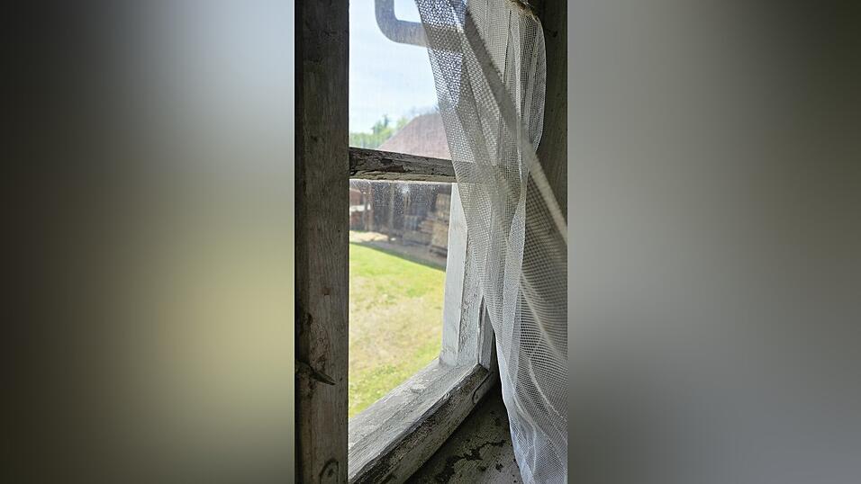 Der Blick aus dem Obergeschoss des Gnadlhofs fällt direkt auf die Scheune. Der Blick aus dem Obergeschoss des Gnadlhofs fällt direkt auf die Scheune.