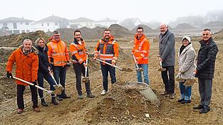 Vertreter der Gemeinde, des Ingenieurbüros sowie der an der Erschließung beteiligten Firmen beim offiziellen Spatenstich.